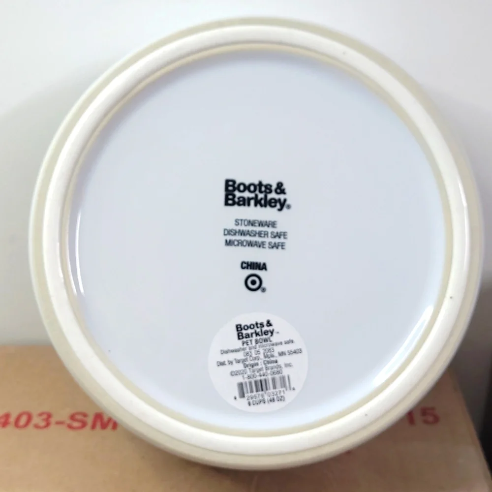 New! White 6 Cup Textured Stoneware Food or Water Bowl with Non-Skid Bottom Grip